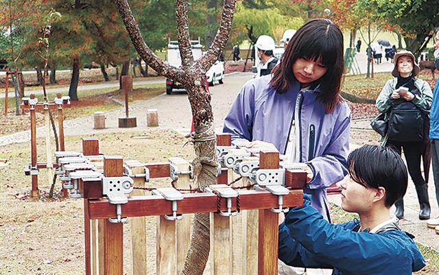 kensetsunewsBlg's tweet photo. 【産官学連携、奈良公園の幼木保護】「つな木」活用し土壌環境改善/日建設計 https://t.co/JXvC2mL8y8 https://t.co/sFDg64Mm3H
