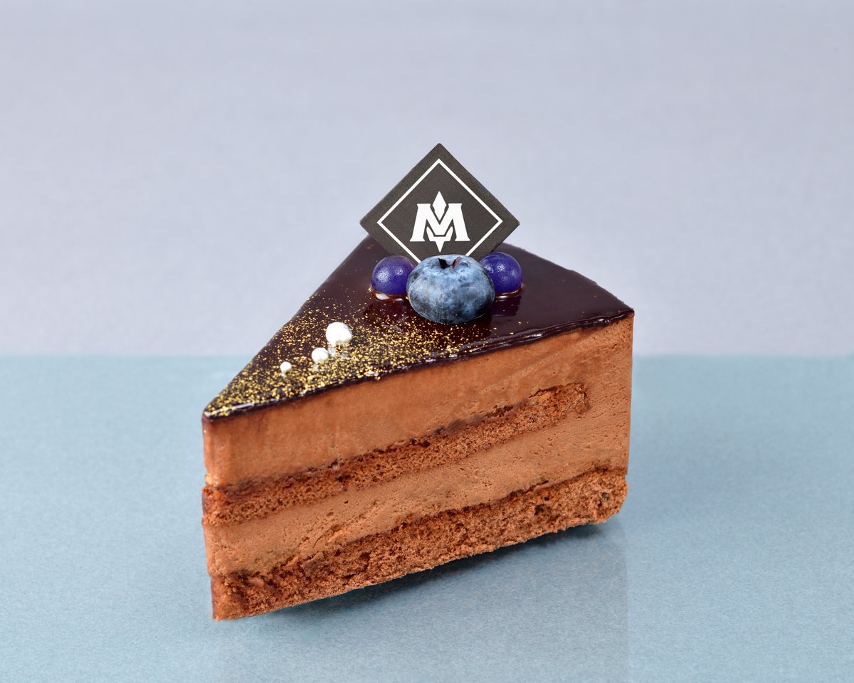 ＼新作ケーキのお知らせ／ 11月29日(水)より、新作ケーキ「メタナイトの気高きチョコレートケーキ」を東京駅店・天王寺MIO店にて発売します。 メタナイトの纏う気高さとその騎士道を、チョコレートケーキで表現したこの一品。 みなさま、ぜひご賞味ください。