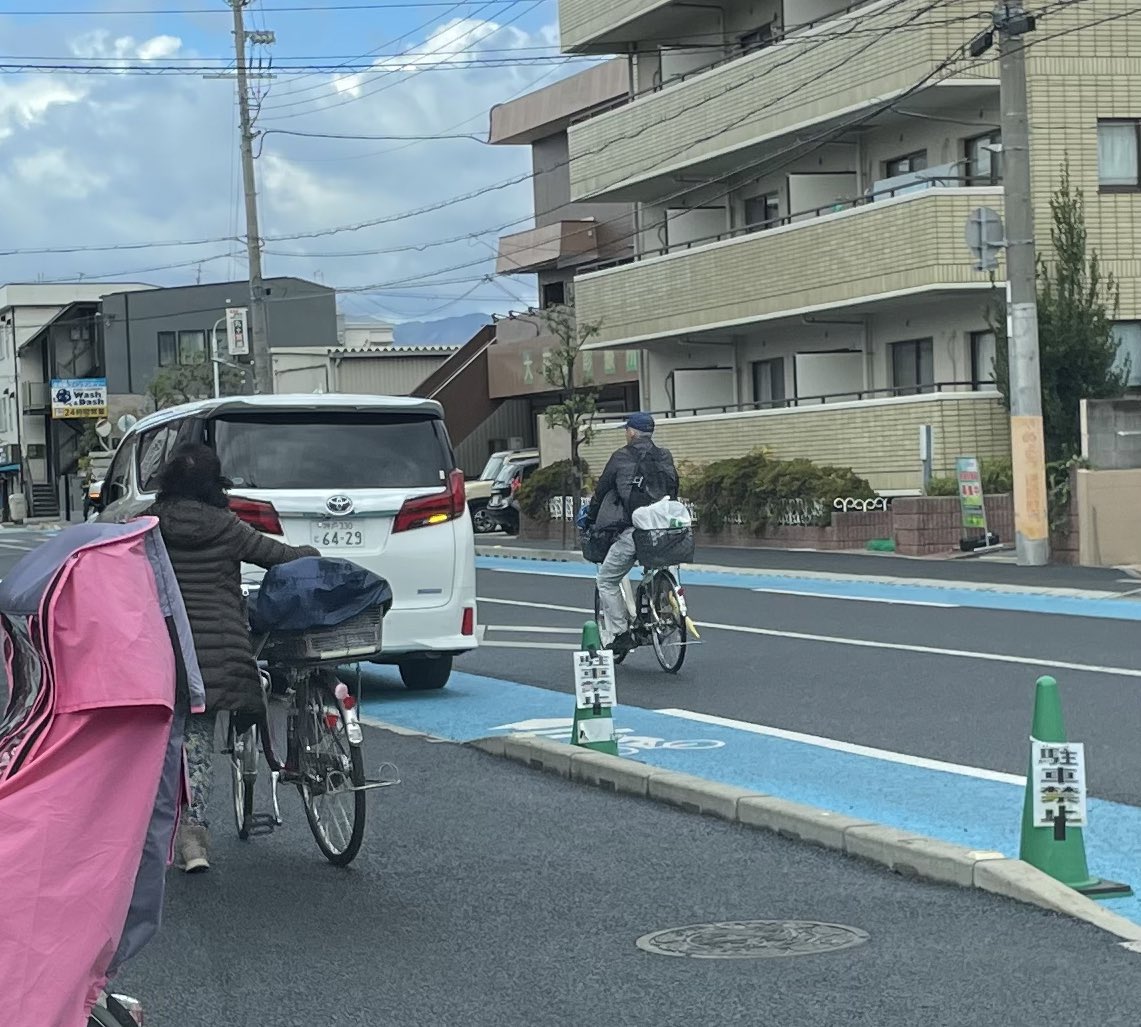 behomazun999's tweet photo. 自転車レーンを潰して
違法駐車中のアルファード様
邪魔なので自転車も車道を走るハメに

馬の耳に念仏
アルファードに道交法
→意味が無い様子、無駄な事

#アルファード　#自転車レーン
#駐停車違反　#迷惑運転　#自己中 https://t.co/UhXn8g2u1P