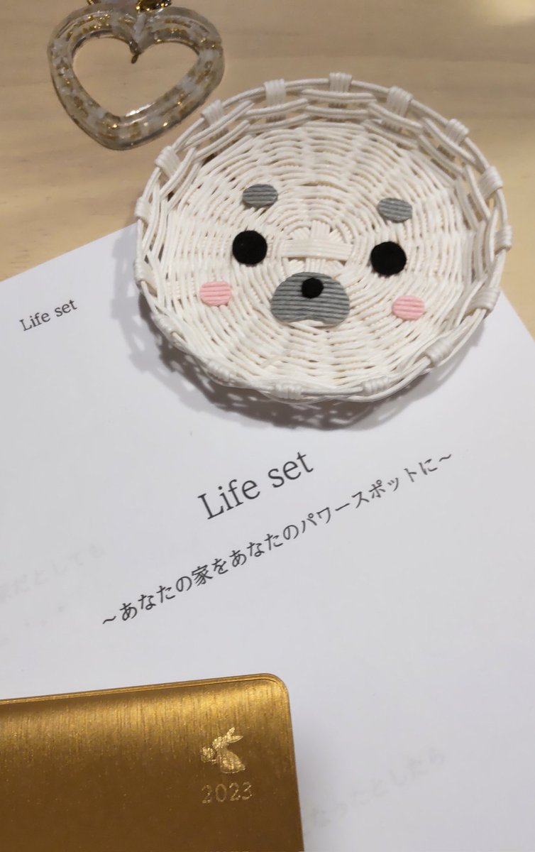 maplechococo's tweet photo. 初めて受けた講座でした💕
Life Set~あなたの家をあなたのパワースポットに~
講座のあとすぐに実行❣️
(忘れちゃうから🤣)
場所にもゆとりが出来て
物は置かないつもりだったのに
色々置いてしまっていた
ニコースターのアザラシちゃんの顔を久しぶりに見ました😊
カワイイ💖💖 https://t.co/9bVstur4p2