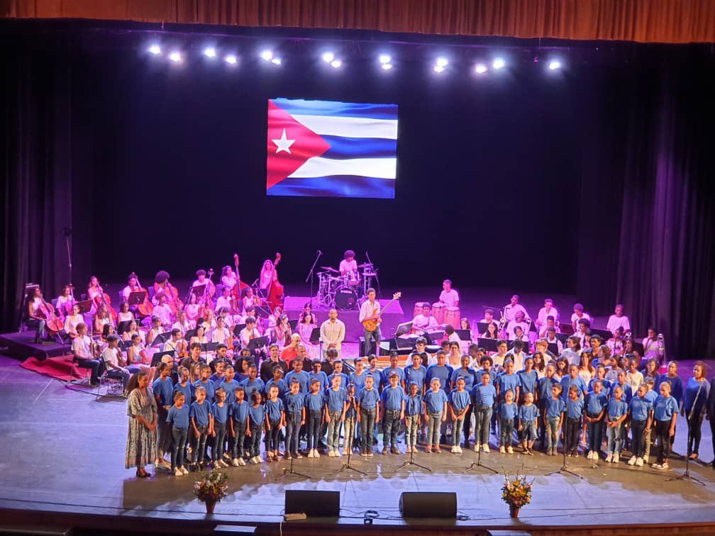 lianystr's tweet photo. Derroche de talento y cubanía, así fue la gala de clausura del segundo Festival Cultural CubaVaConmigo, con la conducción de Nachito Herrera y la participación de otros artistas cubanos residentes en el exterior. #JuntosXCuba #CubaEsCultura https://t.co/Uk3ysVeVCI