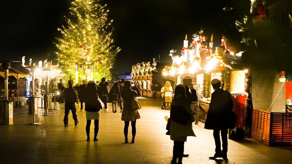 event_checker's tweet photo. 11/24(金)-12/25(月) 神奈川・横浜赤レンガ倉庫で「クリスマスマーケット」開催。幻想的なイルミネーションに包まれた会場でグルメやお買物が楽しめます→https://t.co/40BHDXwpjl https://t.co/XoZOQBJkF4
