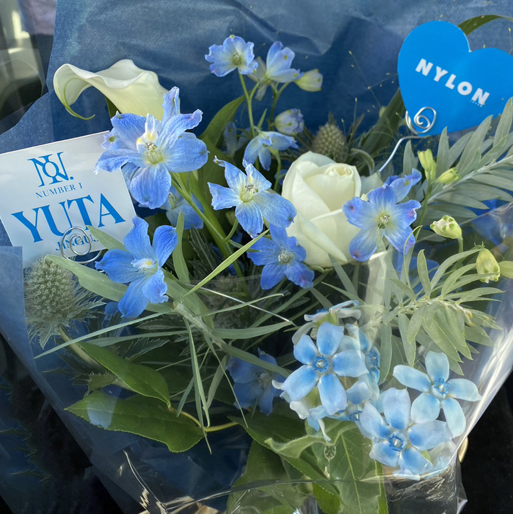 NYLONJAPAN's tweet photo. #Number_i がWカバーを飾る #NYLONJAPAN #GLOBAL_ISSUE04 は大好評発売中!!! 撮影終了後、#NYLONJAPAN から3人へ贈ったサプライズお花とケーキ🌹🎂ロゴ入りのギフトに感動してくれました❤️💙💜 https://t.co/cVtEWopAF4