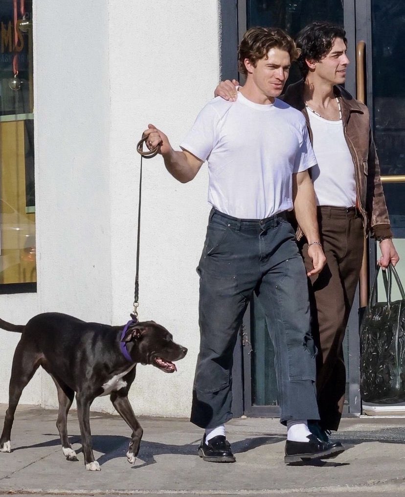 DO YOU GET DÉJÀ VU?

Eros Lykaios visto na manhã de ontem (12), ao lado de antigo parceiro, Cameron Lacroix. Ao que tudo indica, os dois andam bem próximos nos últimos dias.