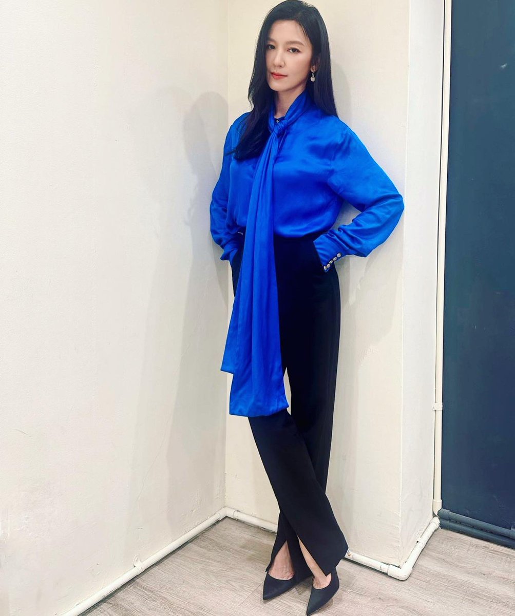 kellyhlin's tweet photo. Monday blues 💙💙 https://t.co/WnqgW3V7dh