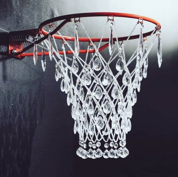 Баскетбол для эстетов - кристаллы Swarowski как главный атрибут гламурной игры и 'элегантной победы'.