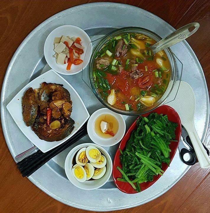 Songhaymoingay's tweet photo. Cơm vừng, thưa chị thưa anh
Bữa cơm công chức ăn nhanh vỉa hè
Người thành phố, kẻ nhà quê
Mời nhau cơm nắm thơm về xưa xa
#AmthucVietnam
#Comque https://t.co/xEVJI4XhEh