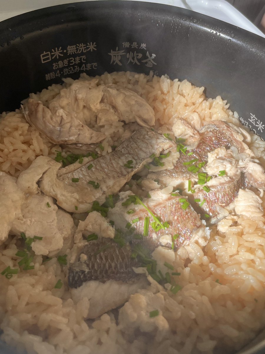 鯛が安かったから鯛めし作った！ 娘が気に入ってくれて沢山食べてくれた😋 薬味はノビル