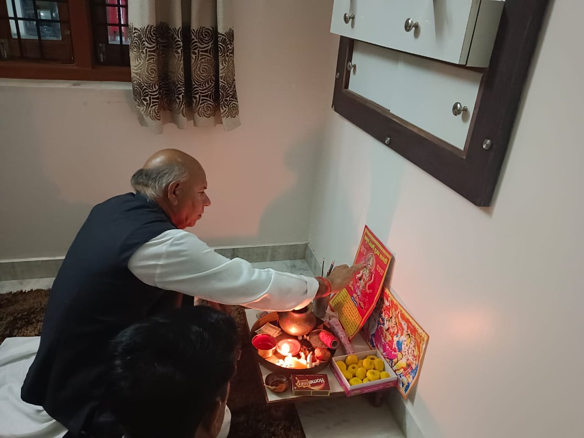 PusaramINC's tweet image. सर्वज्ञे सर्ववरदे सर्वदुष्टभयंकरि। सर्वदुःखहरे देवि महालक्ष्मी नमोऽस्तुते॥
 रतनगढ़ आवास में मां लक्ष्मी जी की पूजा अर्चना कर दीप प्रज्वलित कर दीपावाली मनाई एवं सभी क्षेत्र वासियों की सुख समृद्धि की कामना की।🙏🪔
 #Ratangarh #SupportCongress #CongressFirSe #election2023