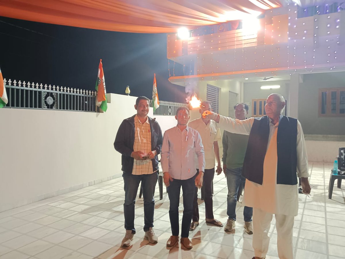 PusaramINC's tweet image. सर्वज्ञे सर्ववरदे सर्वदुष्टभयंकरि। सर्वदुःखहरे देवि महालक्ष्मी नमोऽस्तुते॥
 रतनगढ़ आवास में मां लक्ष्मी जी की पूजा अर्चना कर दीप प्रज्वलित कर दीपावाली मनाई एवं सभी क्षेत्र वासियों की सुख समृद्धि की कामना की।🙏🪔
 #Ratangarh #SupportCongress #CongressFirSe #election2023