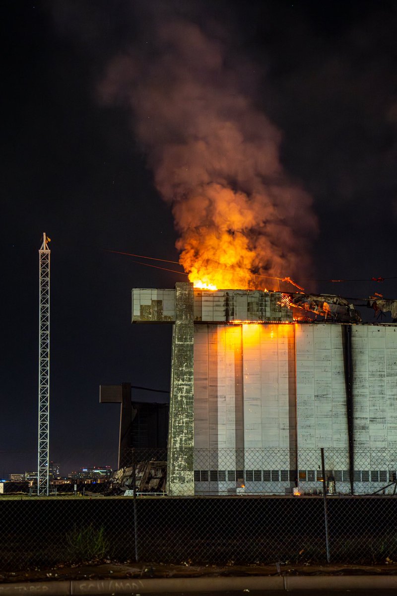 deb0's tweet image. Day 6 and the Tustin Hanger Fire is still burning 🔥 #tustinhangerfire #tustin #asbestos