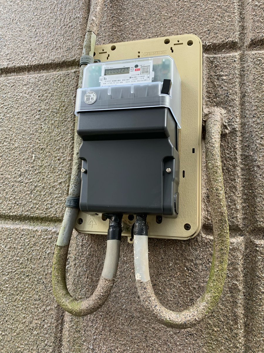 ukulele_studio's tweet photo. 電気のメーターが交換されたら何かに似てると思ったんですが、、 https://t.co/g8UdfPM4WT