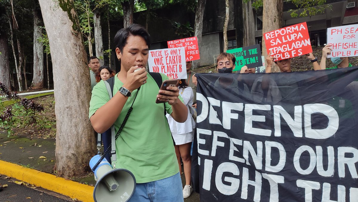uplbperspective's tweet photo. TIGNAN: Nagsagawa ng Green Protest ang sangkaestudyantehan ng College of Forestry and Natural Resources (CFNR) sa pangunguna ng UPLB Forestry Society kasama ang CFNR-SC kaugnay ng ika-41 na anibersaryo ng pagkatatag ng organisasyon.

#GreenProtest
#StopTheAttacks https://t.co/G4yic6S4M4