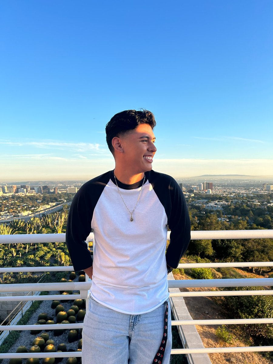 _dolphinboyy's tweet image. made it to 24! 💙