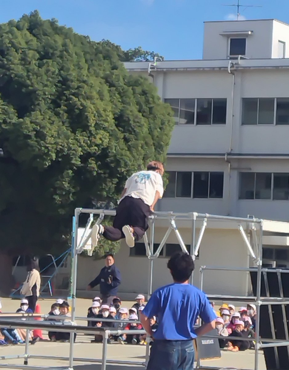 taiko0405's tweet photo. #パルクール チーム #SPEMON さんの実演を見学させていただきました。
風が少し冷たかったのに、子どもたちは元気いっぱいに歓声をあげていました。
パルクールは鉄棒や跳び箱などの運動の延長線上にあるんだなぁと。
とても楽しい一時でした!
#スペモン さん、ありがとうございました✨ https://t.co/B96zQKSU0C