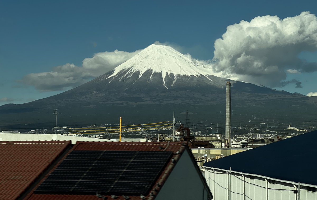 Mount Fuji is covered now! 🗻 Crazy the difference in less than a week.