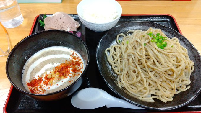 ワクチンの帰りにお目当ての肉丼屋さんに行こうとしたらお休みだったので
近所のラーメン屋まるたんさんに行ってきました( '∀`)
限定の舟形マッシュポタつけ麺があったので注文
あ!これ美味しい!(๑'ڡ`๑)
マッシュルームの風味が強いポタージュのスープが濃厚で付け合せの赤カブ漬けも良く合う♪ 