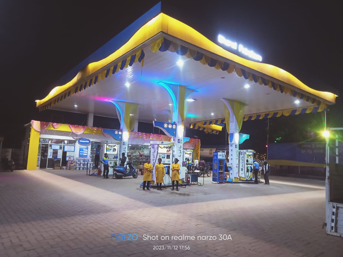 bpcretraipur's tweet photo. M/s Danteshwari Fuels, Jagdalpur city, Chattisgarh festive decoration at RO along with with ethnic wear by DSMs and DSWs. Celebrating Diwali with customers in Bastar district of CG. https://t.co/mBUzUOivXQ