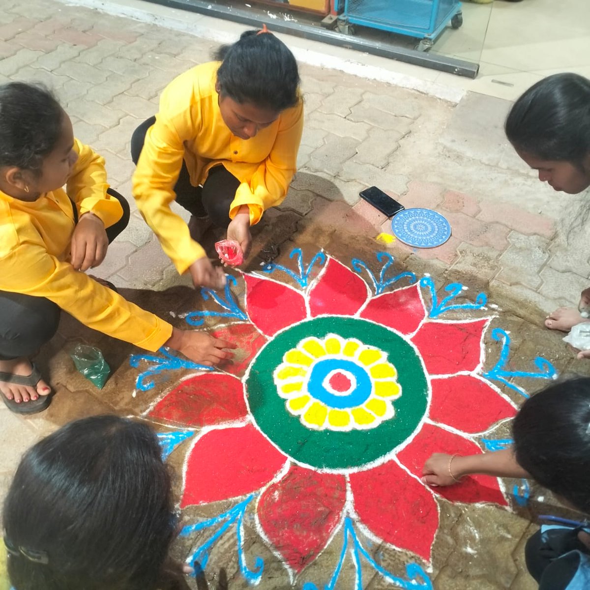 bpcretraipur's tweet photo. M/s Danteshwari Fuels, Jagdalpur city, Chattisgarh festive decoration at RO along with with ethnic wear by DSMs and DSWs. Celebrating Diwali with customers in Bastar district of CG. https://t.co/mBUzUOivXQ