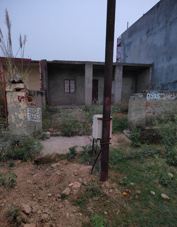 rwabblocksec03's tweet photo. @NPCL और @OfficialGNIDA का कमाल घर के मैन गेट के सामने स्ट्रीट लाइट का खंबा खड़ा कर दिया और मकान मालिक पिछले 2 महीने से @NPCL और @OfficialGNIDA के चक्कर लगा रहा हैं। आम आदमी आपको पैसे देकर भी परेशानी झेल रहा हैं। आपसे अनुरोध है इस खंबे को जल्द से जल्द शिफ्ट किया जाए। https://t.co/VPOI83lJXA