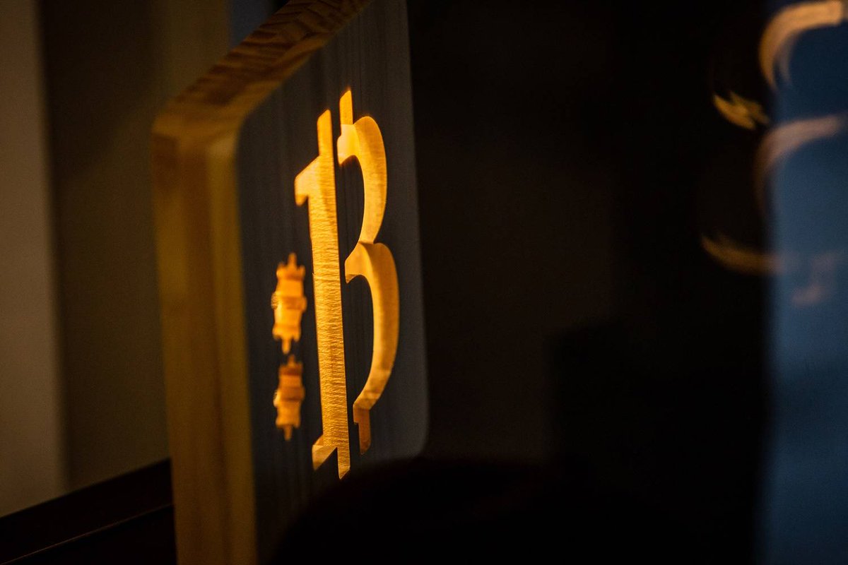 Daily84com's tweet photo. 📈 #Coin68 #KyrosVentures #DailyLabs #JasonDaily

🔒 Độ Khó Đào Bitcoin Lên Đỉnh Kỷ Lục Mới, Tăng Liên Tục Trong 5 Kỳ

🚀 Thuật toán đào Bitcoin đang liên tục tăng cao, đồng thời sự kiện halving sắp diễn ra.

📉 Trong điều chỉnh mới nhất vào ngày 13/11, độ khó đào Bitcoin tăng 3,55% lên mức kỷ lục 64,68 triệu tỷ hash. Đây cũng là mức khó khăn cao nhất từ trước đến nay của Bitcoin.

⛏️ Hasrate trung bình của mạng Bitcoin cũng đạt đến 479,78 EH/s, cũng là cao nhất trong lịch sử. Nguồn: https://t.co/Lg8y3is08k

🔄 Độ khó đào Bitcoin là cơ chế tự điều chỉnh của mạng lưới tiền mã hóa lớn nhất thế giới. Mục đích là duy trì thời gian sinh block khoảng 10 phút/lần, điều chỉnh độ khó của thuật toán Proof-of-Work tương ứng với năng lực khai thác (hashrate) của thợ đào. Nếu hashrate và độ khó cùng tăng, điều đó cho thấy có nhiều thợ đào tham gia khai thác BTC. Độ khó sẽ được điều chỉnh sau mỗi 2.016 block, khoảng 2 tuần.

📈 Đây là lần tăng khó thứ 5 liên tiếp của Bitcoin kể từ tháng 9/2023, đồng thời đồng bộ với giai đoạn phục hồi đáng kể của đồng tiền này, đưa BTC lên mức đỉnh mới không chỉ của năm 2023 mà còn từ đầu tháng 05/2022, trước khi diễn ra sự sụp đổ của LUNA-UST.
Biến động độ khó thuật toán đào Bitcoin (xanh) và giá BTC (đen) kể từ tháng 12/2020 đến nay. Nguồn: https://t.co/lnIBhvF1ge

⏳ Bitcoin đang gần sự kiện halving sắp tới vào tháng 04/2024. Halving là một cơ chế tự động giảm phát của Bitcoin. Sau mỗi 210.000 block, phần thưởng đào sẽ giảm từ 6,25 BTC hiện tại xuống còn 3,125 BTC.

📆 Bitcoin đã trải qua 3 sự kiện halving, mỗi lần đều là chu kỳ tăng trưởng mới cho đồng tiền mã hóa này. Vì vậy, sự đồng thuận trên thị trường cho biết halving luôn là sự kiện đánh dấu sự chuyển từ thị trường giảm xuống thị trường tăng.

🗓️ Sự kiện halving tiếp theo của Bitcoin dự kiến sẽ diễn ra vào ngày 23/04/2024. Nguồn: Blockchair

#Bitcoin #Mining #HalvingEvent #Cryptocurrency #Blockchain