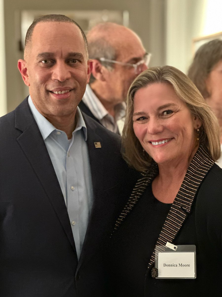 What a pleasure to meet Rep Hakeem Jeffries tonight at a NYC fundraiser to support @RepScottPeters (CA-50). Fun fact: @RepJeffries represents the district I grew up in! He & Rep Peters represent the values for the country I want my children to grow up in.