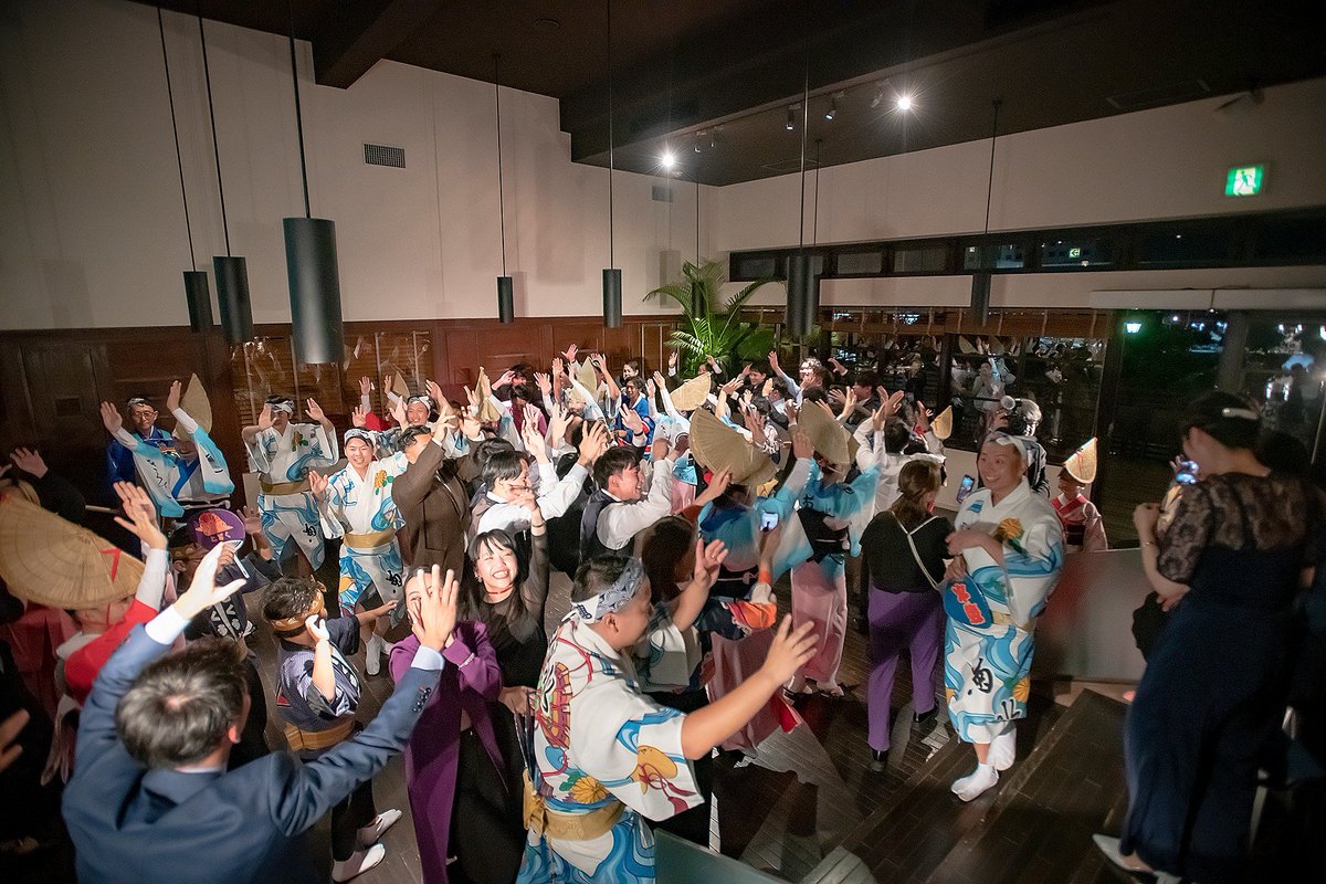 sarugakusha's tweet photo. 披露宴のクライマックスは、お囃子の音が会場に鳴り響き、みんなが輪踊りになって大盛り上がり。

徳島にとって阿波踊りは、日常でもあり、晴れ舞台でもあることをあらためて実感しました。

森さん、瑛実音さん、このたびは本当におめでとうございます！ https://t.co/anqfruTxM9