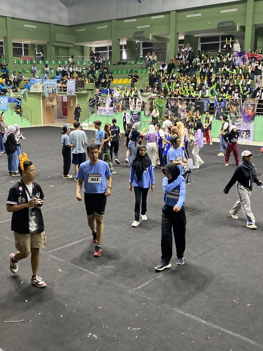zagirling's tweet photo. Pas main games “aku kuat aku bisa kan aku antifragile” pas selesai main games malah mijetin pundak sediri🥲 mana pinjem sepatu @blueflamezuha lagi wkwkwk #FSAC #FSAC2023 #fsacbandung https://t.co/VLh2MGaCnk