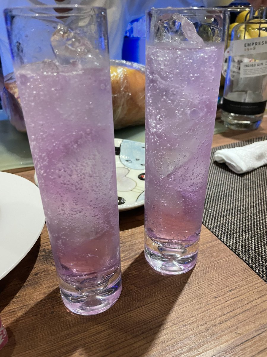 NanaOjaru's tweet photo. お昼食べ過ぎたから夜は軽めにバーへ飛び込み!ラベンダー色のジンがピンクになる可愛いジントニック💜🩷をマスターが作ってくれました。しかも飛び込んだ先は彼の方と縁のあるバーでした!
#BarQUEEN #いわき とても素敵なお店でした💓また行きまーす💨 https://t.co/cWh7UK7dog