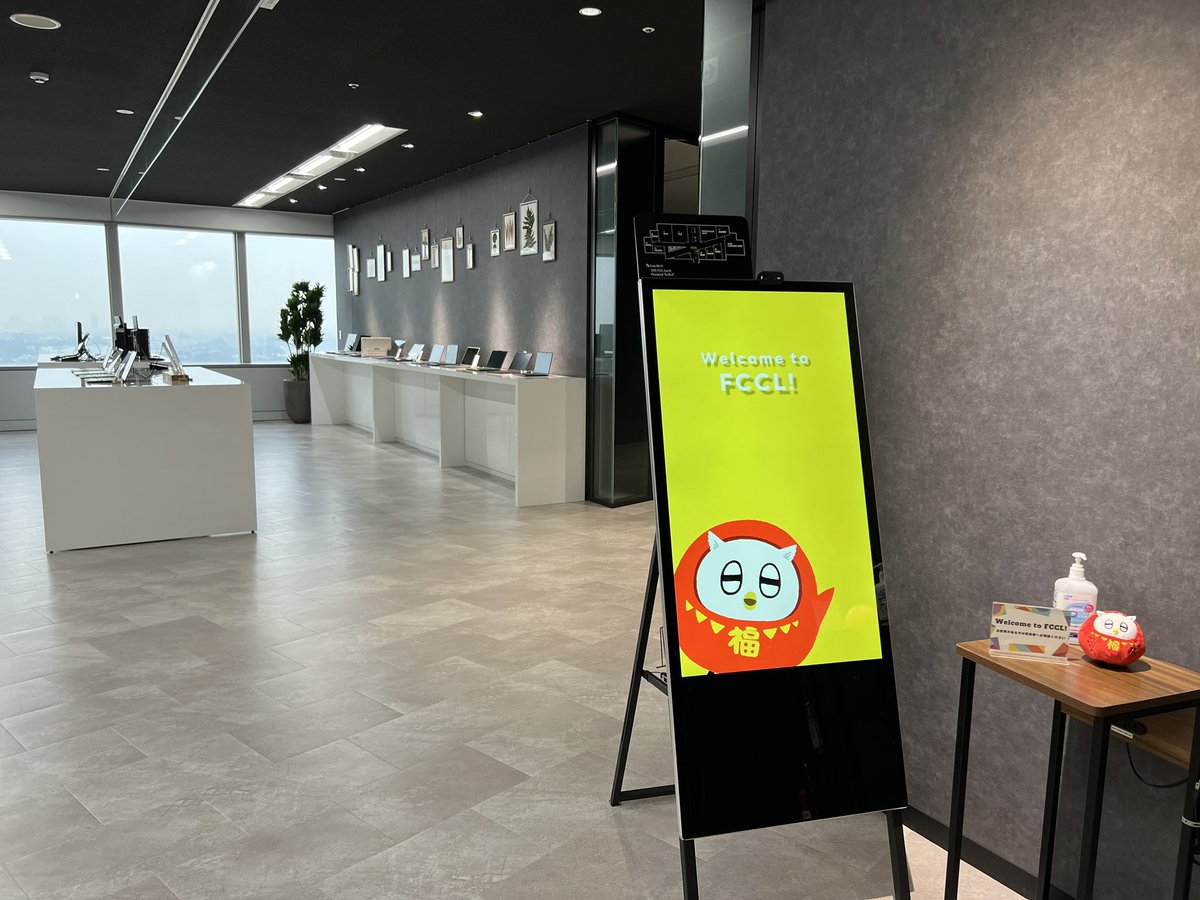TakeshiOkuma_'s tweet photo. 最近オフィスエントランスに「ふくまろデジタルサイネージ」を設置。

対面の打ち合わせも随分増えたので、ふくまろと一緒にお待ちしてます。

#wearefccl #fukumaro https://t.co/e1oSEZ2z3T