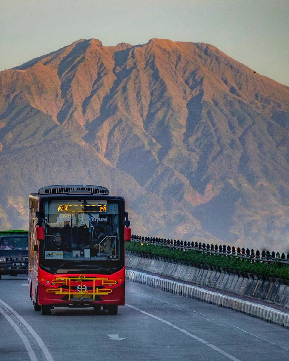 wonderfulid's tweet image. As you drive past Flyover Purwosari, witness Gunung Merbabu standing tall in majestic splendor, a breathtaking sight that captures the heart. 🌄🛣️
#MerbabuMagic #DriveViews #JavaJourney #IndonesianLandscapes #WonderfulIndonesia #WonderfulJourney
📸: @adityakurniawanpp