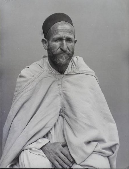 amaziighia's tweet image. Photo d'un homme Kabyle en tenue traditionnelle.
Photo de Roland Bonaparte 1889📸
#Amazigh #Algerie #Kabyle #ⵉⵎⴰⵣⵉⵖⴻⵏ