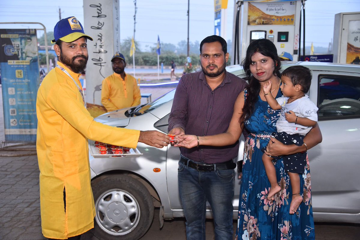 bpcretraipur's tweet photo. M/s Gulab Thakur Fuel Station, Sarona, Ring Road 1, Raipur city celebrating Diwali with customers at forecourt. Festive decoration at RO. Rangoli made by DSWs. Gifts distributed to customers. https://t.co/R3qMDNtDEW