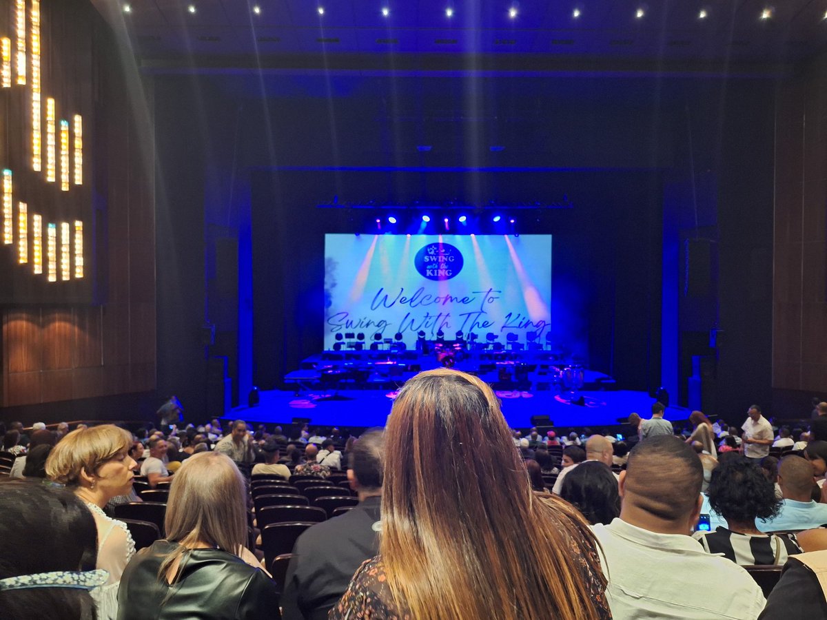 djselwynb's tweet image. Awesome show last night #swingwiththeking