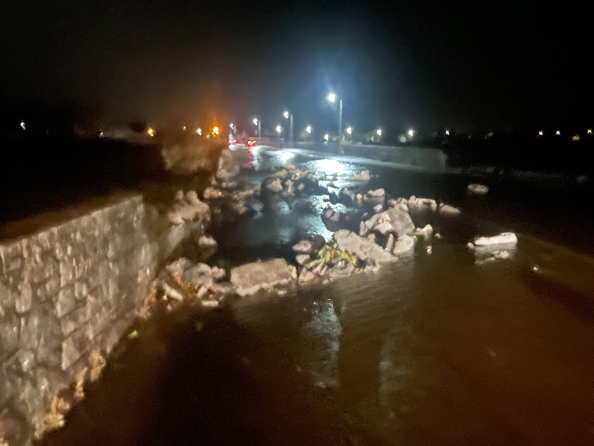joemagraollaigh's tweet photo. Significant  damage from #stormdebi in Oranmore.  Tidal surge flattened seawall on Maree Road,  flooded gardens  and trees down in a few areas  Get the latest on @rtenews https://t.co/7BHlV1Jtap