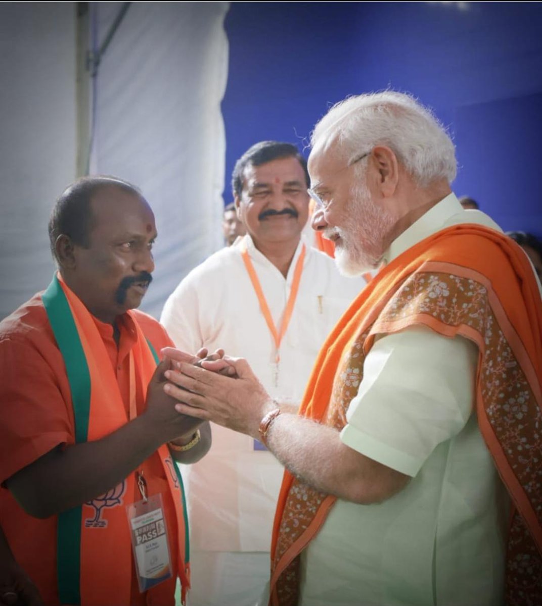 MGVinayKumar's tweet photo. ఇటీవల పార్టీలో చేరినొక సామాన్య కార్యకర్త తన విశ్వాసాన్ని చూపించినందుకు దేశ ప్రధాని నరేంద్ర మోడీ గారిని కలిసే అవకాశం కల్పించిన  బిజెపి ఇది కార్యకర్తల పార్టీ ఎవరి పార్టీ కాదు కష్టపడే వాడిదే  ఈ పార్టీ https://t.co/G7watbBk4a