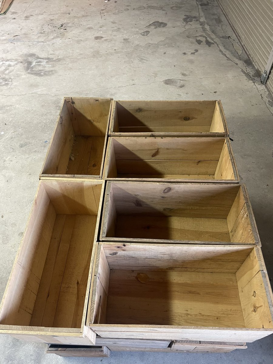 りんごの木箱が50箱ほど余っていて欲しい方いませんかー！

比較的きれいな方かと思います。
1箱1000円が希望です🙇‍♂️

外寸
幅64.5高さ31.5奥行31.5
内寸
59.5高さ30奥行28.5

取りに来ていただいてもいいですし、発送の場合は着払いのみ対応可能。
ヤマト運輸120サイズか140サイズになります。