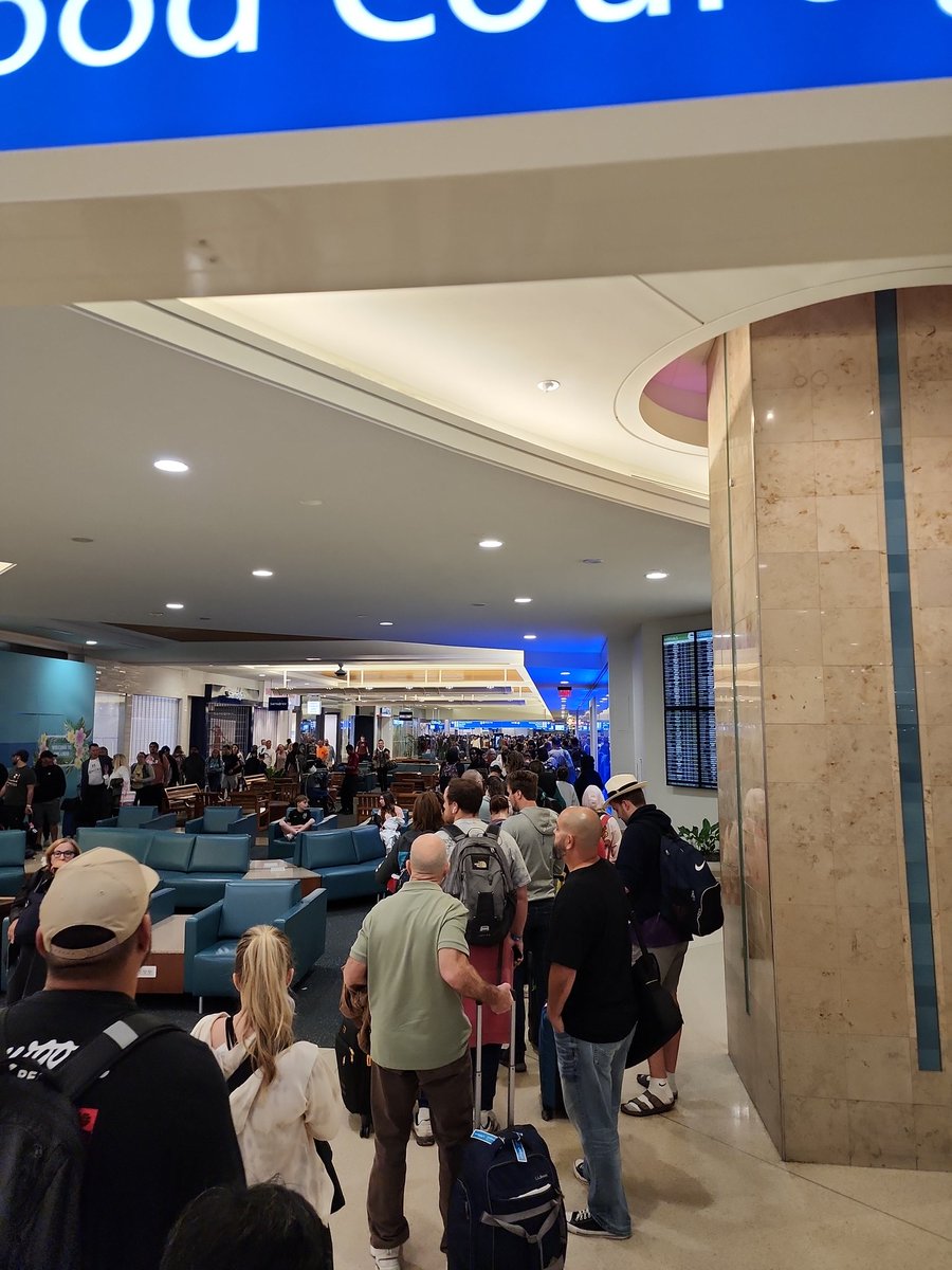 ChesterONeill's tweet photo. What the fuck is going on #mco https://t.co/hflldUl66r