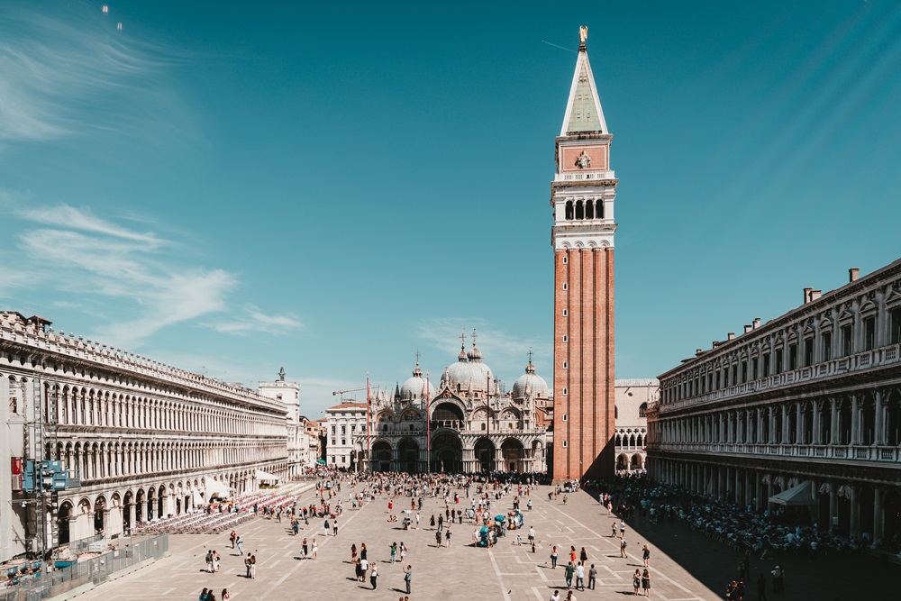 La Commissione Delegati e Attività Territoriali #AiCARR organizza il 30 novembre a Venezia la visita tecnica alle Procuratie Vecchie in Piazza San Marco, recentemente restaurate con una progettazione integrata di edifici e impianti.
Per iscriversi: lnkd.in/ds7J3apR
