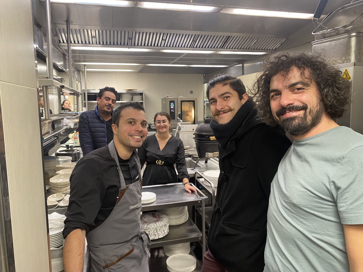 yjaaidi's tweet image. 🤯 I had the unique chance of chatting with Clément Lorente (a real gastronomic cook!) and his crew about Collective Ownership
They built one of the most efficient teams by:
- breaking silos
- allowing innovation
- respect
- retrospectives
#extremeprogramming
1/2