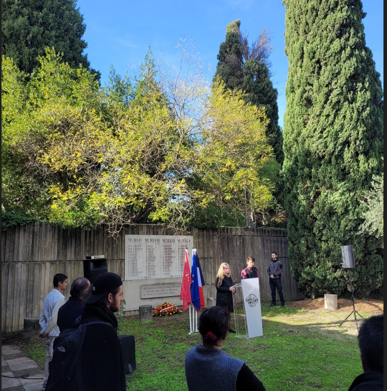 Devant le monument aux morts de l'<a href="/univpaulvalery/">Université de Montpellier Paul-Valéry</a>, la Présidente #AnneFraïsse a rendu aujourd'hui hommage au sacrifice des enseignants et étudiants montpelliérains et français tombés durant la Grande Guerre #11novembre2023.