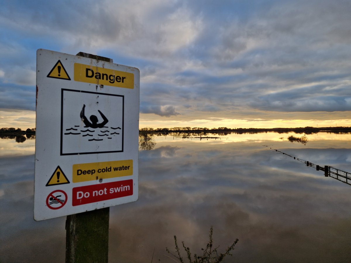 Unfortunately Langford Lowfields remains closed . Water levels have dropped off a bit, but sections of the trails are still fully submerged. Not great for us, but the ducks and herons seem very happy with the situation. Still not clear when we'll be able to re-open @NottsBirders