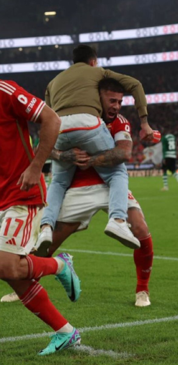 Invadiu o campo, foi placado pelo Otamendi mas nao larga o copo porque tem 1€ a receber de vasilhame. ❤️
