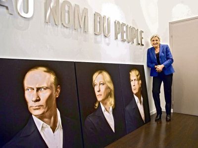 🇫🇷🇷🇺 - Le 29 mars 2017, Marine #LePen reçoit dans son #QG de campagne une certaine Maria Katasonova : 

Militante néo-nazi #Russe, qui fait aussi dans la menace terroriste nationaliste.

Le #RN peut cacher son #antisémitisme derrière son islamophobie, ni oubli, ni pardon, jamais.