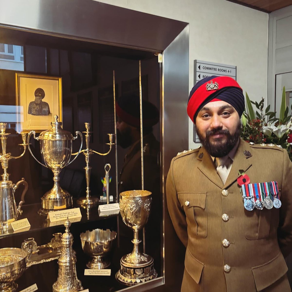 Proud to see @SolihullCouncil displaying the #WW1SikhMemorial painting by @shropshirearti1 in their prestigious silverware display at Solihull Civic Centre. Proud of Capt @JSinghSohal for helping educate council and leaders about Sikh contribution #Wewillrememberthem