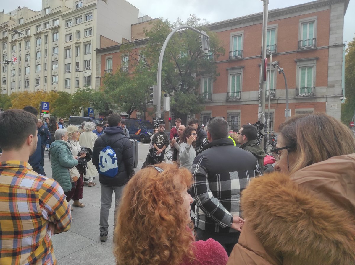 JDemocraticaES's tweet photo. 📢 LA JUNTA DEMOCRÁTICA TENDRÁ PRESENCIA EN EL CONGRESO LOS PRÓXIMOS DÍAS

Ahora mismo nos encontramos difundiendo nuestras demandas a los viandantes y creando pancartas y material informativo. 

¡Acércate y participa! 

📆 Todos los días.
De 12:00 a 15:00 
y de 18:00 a 21:00 https://t.co/5kzupJ1lFN