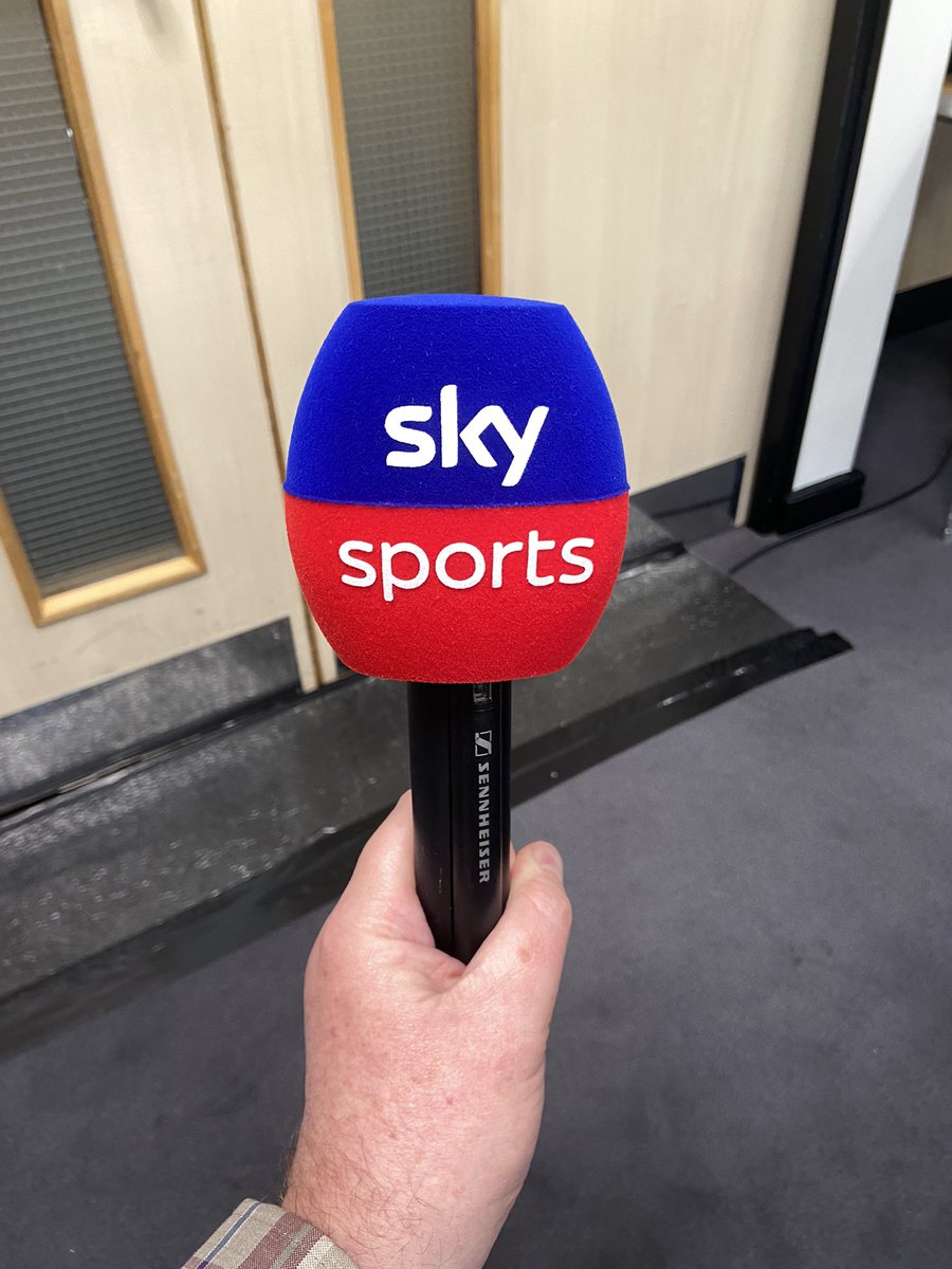 Last day with the brilliant <a href="/SkySportsDarts/">Sky Sports Darts</a> team. My commentator colleagues have been so supportive and I’ve loved every second 

It’s Anderson v Lennon and Michael Smith v Wade tonight <a href="/OfficialPDC/">PDC Darts</a> for me

Thank you for the nice messages

Grandad duties tomorrow 

#HappyDays