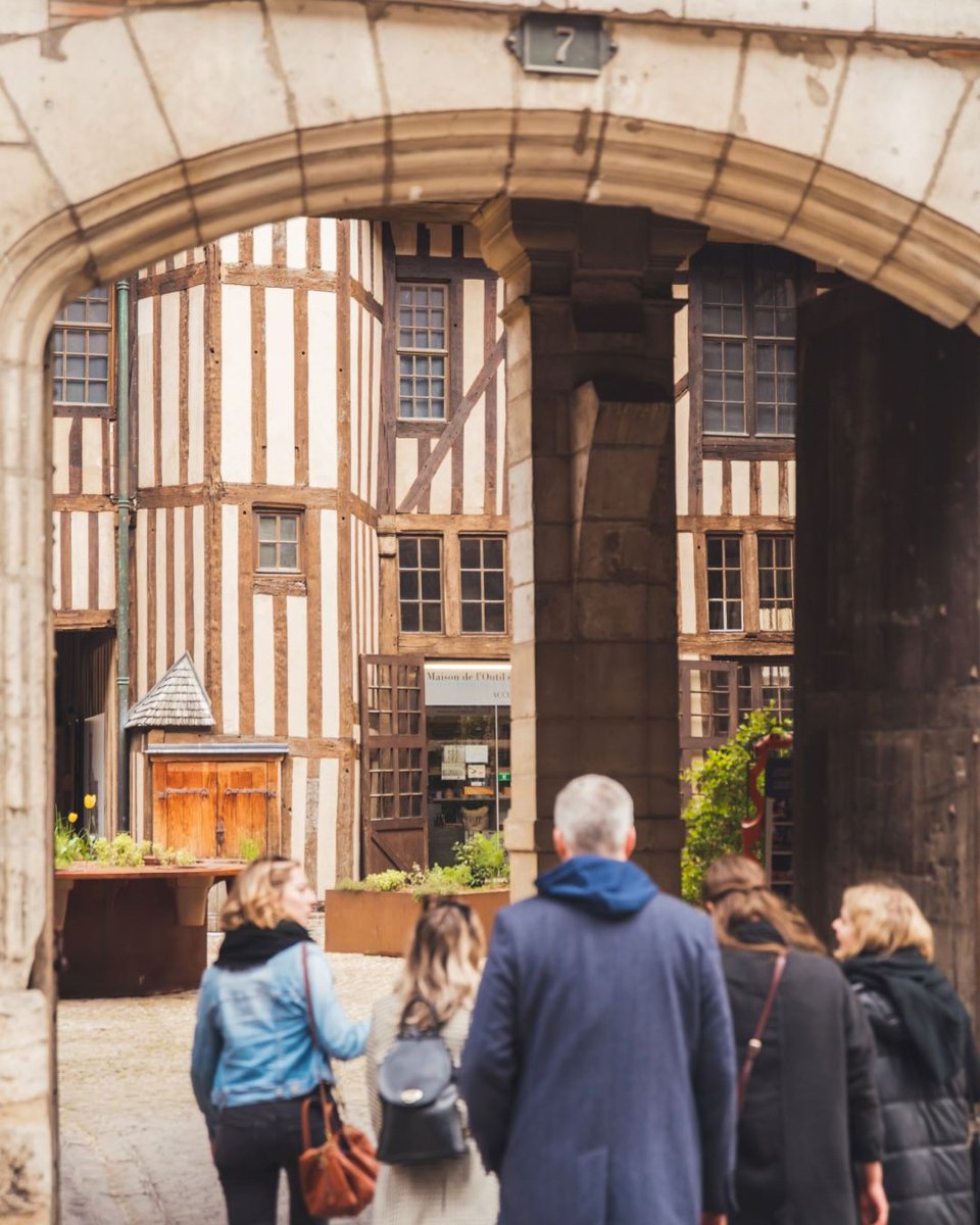 Bonjour !
✨Labelisée #Villedartetdhistoire, #Troyes présente une architecture unique, héritée du #MoyenÂge et de la Renaissance.
😍Admirez les maisons à pans de bois, l’Hôtel Mauroy et l’église Saint-Nizier, trois des emblèmes de l’<a href="/AubeChampagne/">Aube en Champagne</a> !