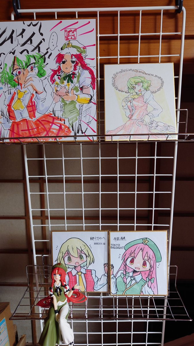 部屋が汚いので飾る場所もなくぶっちゃけ即売会で色紙って進んで手に入れたりしないようにしてたんですが御縁あって色紙を頂いたので神棚を作りました