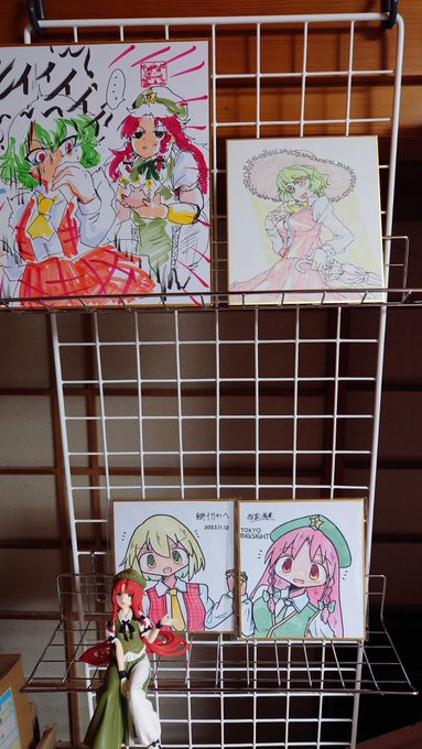 部屋が汚いので飾る場所もなくぶっちゃけ即売会で色紙って進んで手に入れたりしないようにしてたんですが御縁あって色紙を頂いたので神棚を作りました